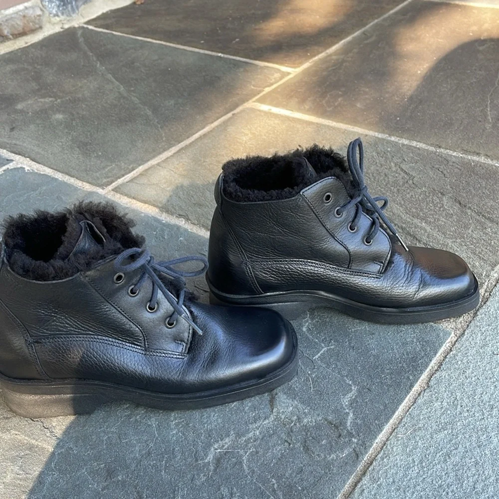 Santana Canada lace up boots size 7 fur lined